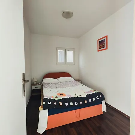Apartment A1 With Balcony & Shared Pool - Free Parking Apartman