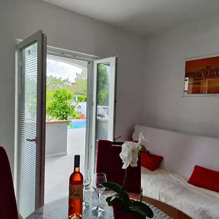 Apartman Apartment A1 With Balcony & Shared Pool - Free Parking