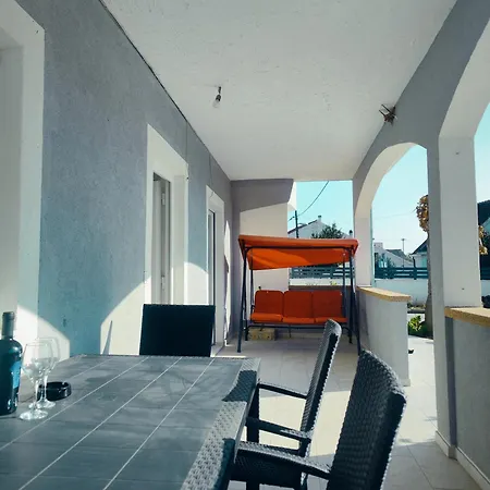 Apartment A1 With Balcony & Shared Pool - Free Parking