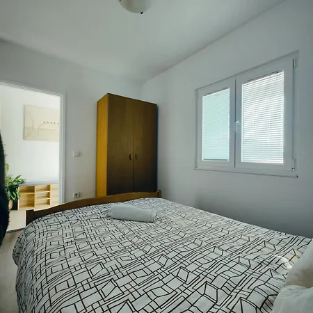 Apartment A1 With Balcony & Shared Pool - Free Parking Apartman *