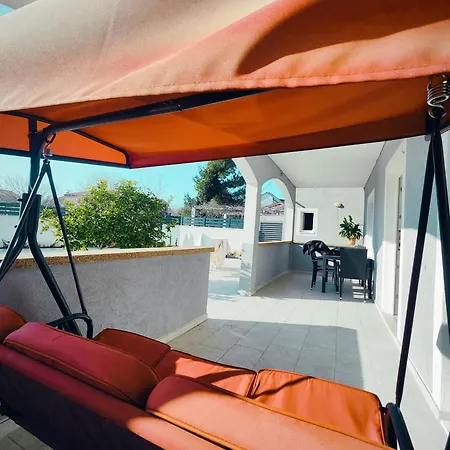 Apartman Apartment A1 With Balcony & Shared Pool - Free Parking Nin