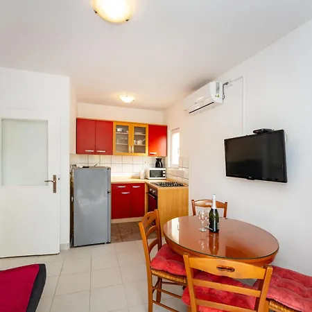 Apartment A1 With Balcony & Shared Pool - Free Parking Apartman
