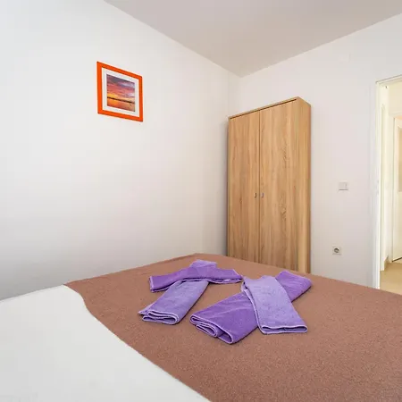 With Pool & Balcony - Walk To - Free Parking A1 Appartement *