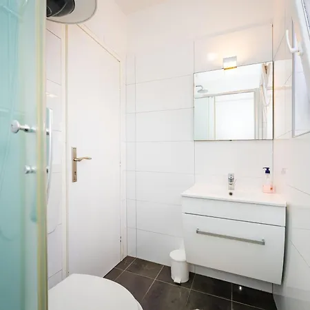 Appartement With Pool & Balcony - Walk To - Free Parking A1 *