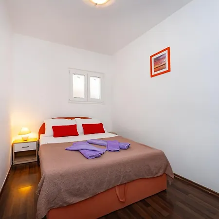 Apartman Apartment A1 With Balcony & Shared Pool - Free Parking Nin