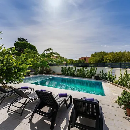 Apartment A1 With Balcony & Shared Pool - Free Parking Nin