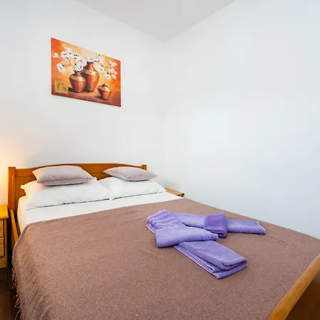 Apartment A1 With Balcony & Shared Pool - Free Parking