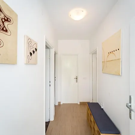With Pool & Balcony - Walk To - Free Parking A1