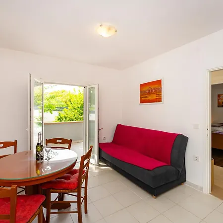 With Pool & Balcony - Walk To - Free Parking A1 Appartement