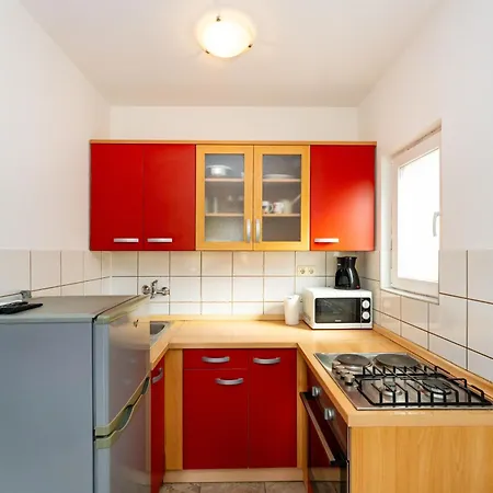 Apartman Apartment A1 With Balcony & Shared Pool - Free Parking