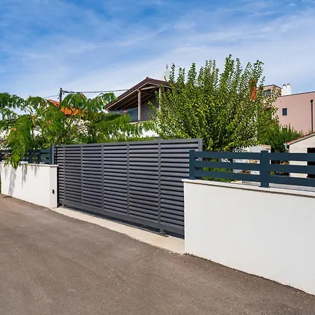 With Pool & Balcony - Walk To - Free Parking A1 Appartement