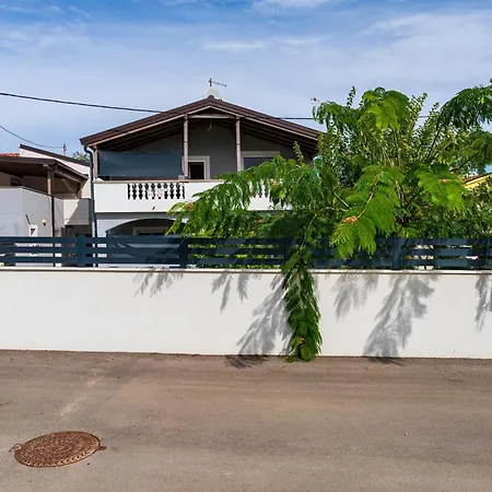 Apartment A1 With Balcony & Shared Pool - Free Parking